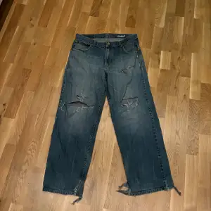 Tja! Säljer ett par Levis jeans i väldigt baggy passform!! Bara till att skriva om ni har frågor:)