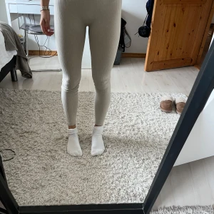 Beiga tights  - Beiga ribbade tights, köpta på sportamore i märket noun. Xs/s