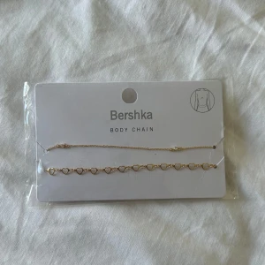 Body Chain - Jättefin body/belly chain från bershka! Har aldrig använts och är i guld färg 