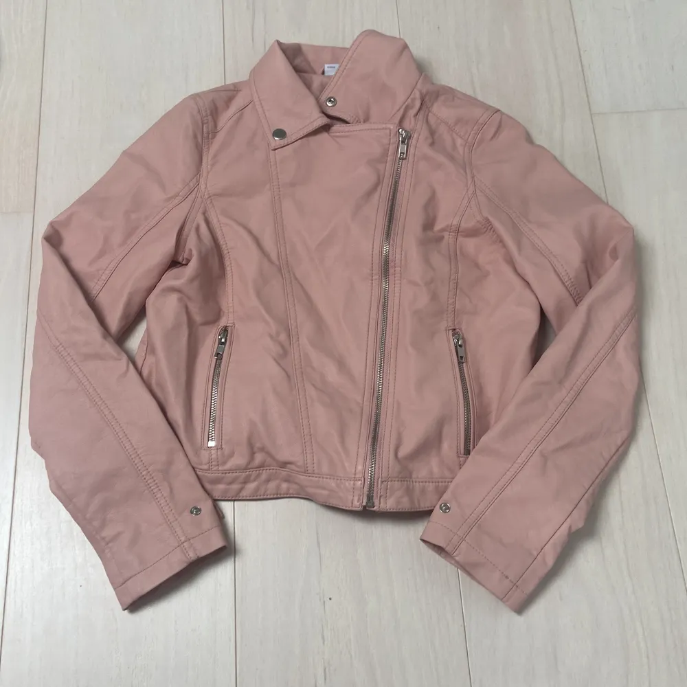 Rosa skin jacka från lindex, strl 164/s, fint skick och använd få gånger, fin till hösten. Takit.