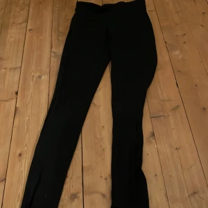 Tajts  -  Säljer sig jättefina tights knappt använda. Funkar bra dag under kjolar och annat.