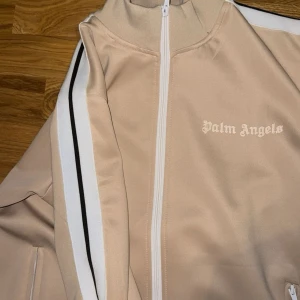 Palm angels zip - Storlek s passar m En Palm angels zip tröja som är i bra skick och säljs pga av att jag inte andvänder 