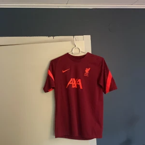 Liverpool tränings tröja - Änvänd några gånger bra skick  Storlek 158-170  