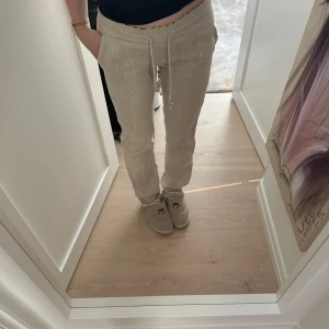 Linnebyxor Skagen Clothing - Säljer mina super snygga linnebyxor från Skagen Clothing då de tyvärr inte kommer till användning. De är supersnygga och bekväma, köpta för 800 kr men aldrig använda, endast prövade