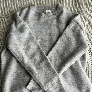 Gina stickad tröja  - Jag säljer en ljusgrå stickad tröja i bra skick ifrån Gina tricot Young, helt oanvänd💓 original pris 230 kr! Köp gärna via KÖP NU 🫶