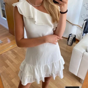 Volangklänning - Så fin klänning från dry lake i strl s. Bilder från förra ägaren. 