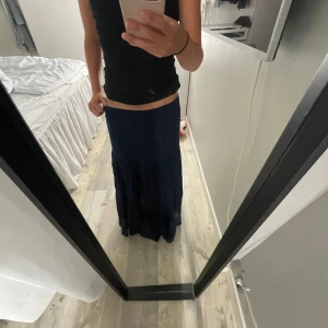 Marinblå långkjol  - Lång fin marinblå kjol i jötte bra skick 