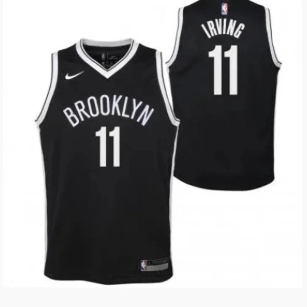 Helt ny nba jersey av kyrie irving aldrig använt ( ny pris ungefär 950kr)  . T-shirts.