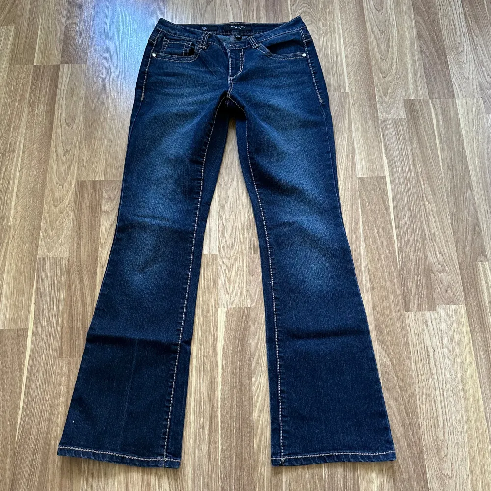 Superfina lågmidjade bootcut jeans! Midja: ca 80cm runt om. Innerben: 81cm. Jag är ca 169cm och brukar ha storlek 38 för referens! De är köpte i usa och märket är nine west! Skriv vid fler funderingar🫶. Jeans & Byxor.