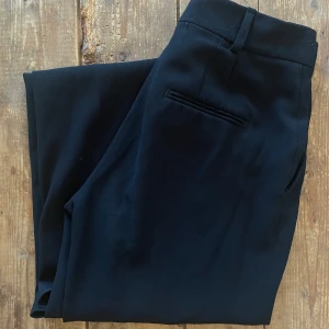 Kostymbyxa Zara - Skitsnygga kostymbyxor från Zara! För långa på mig, har tänkt sy upp men inte blivit av💛