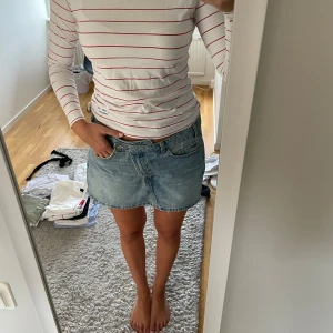 Randig långärmad tröja - En fin långärmad tröja ifrån peak performance. I storlek L men då sitter den tajt, passar även M. Hör av dig vid frågor🤍