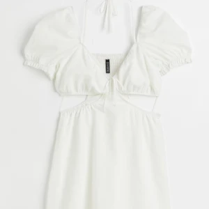 Sommarklänning  - Jätte fin sommar klänning, helt ny och aldrig använd. Beställde den inför sommaren men för tyvärr lite för liten. St 40 men känns som en 36 ( då jag är en 38 ) 