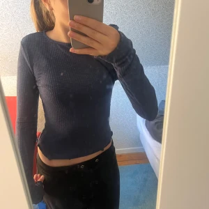 Marinblå långärmad tröja  - Tajt marinblå tröja💕 Säljer då den inte kommer till användning 💕 Pris kan sänkas❤️