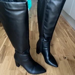 Stövlar - Super snygga stövlar, lite slitage framtill annars i bra skick. Osäker om jag ska sälja så 300 är lägsta.