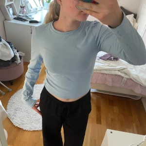 Blå tröja  - Tröja från bikbok, aldrig använd!! Helt ny 