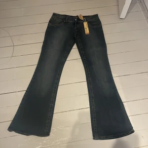 utsvänga jeans  - köpta från vinted med prislapp kvar, säljer då de va för stora för mig. Midja: ca 41cm och innerben: ca 86 cm. bra skick