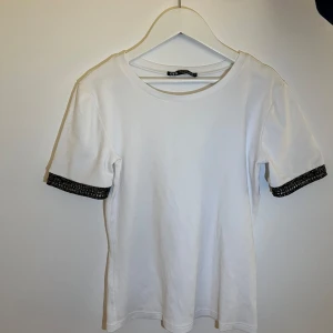 Zara t-shirt - Jätte fin tröja i väldigt bra skick. Säljer för den är lite liten för mig. Finns  inte på Zaras hemsida längre. 