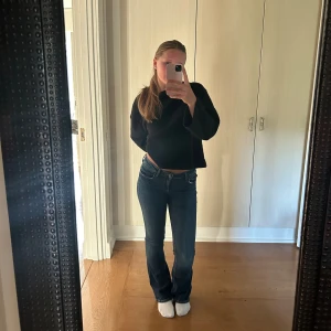 Jeans  - Säljer mina low waist jeans från zara💕