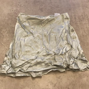 Satin kjol - Kort Satin kjol Väldigt skrynklig så man får stryka den!! Bra skick 