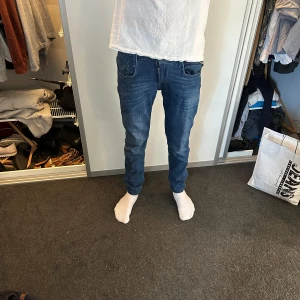 Replay jeans - Stl 30 Killen är 184 lång bra skick  änvända fåtal  köper man alla tre replay jenans blir de lite billigare 