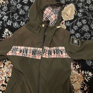Burberry jacka strl L - Fin burberry jacka den är äkta och knappt använd  Priset kan alltid diskuteras🙌