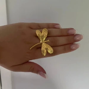 Trollslända ring  - Superfin trollslända ring, knappt använd och justerbar så passar alla💗💗köpt av ett uf företag!!