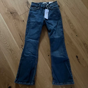 Bootcut jeans gina - Jättefina helt nya bootcut jeans från Gina i storlek 34 petit. Jättefin mörkblå färg. Passar dig som har lite kortare ben. Nypris 500kr