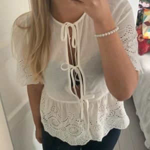 Vit blus  - Så så fin vit blus som tyvärr är lite för liten för mig. Storlek L på lappen men som en liten M.