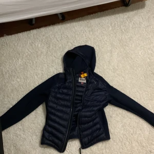 Parajumper cardigan   Storlek S - Inte använd alls mycket. Finns inga märken på den, som ny. Ny pris 4800. Jag är 1,75 och den passar bra på mig