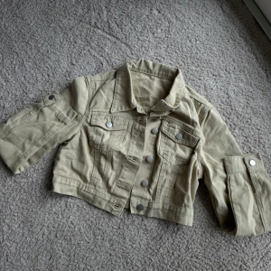 Jacka  - Jeans jacka i khakifärg, helt ny. Stl XS  Inköpt för 179kr  