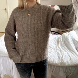 brun stickad tröja  - brun stickad tröja från hm i storlek XS. använd men fortfarande i mycket bra skick! skriv för fler bilder