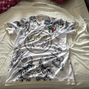 Italien/versace T-shirt storlek XL - Italien T-shirt säljes pga fel Storlek 