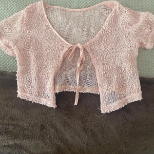 rosa topp <3 - Rosa tunn kort kofta/blus  som är jätte gullig och har andvänds endast en gång, är i bra skick. skriv för mer bilder 🌟
