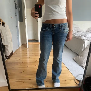 Säljer LTB jeans valerie - Jag säljer mina LTB jeans. De är i väldigt bra skick och har bara använts några få gånger. Jeansen är Lågmidjade och i storlek 27 i midjan och 30 längd. Jag kan tänka mig att sänka priset vid snabb affär