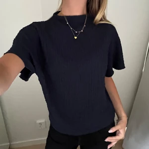 Mörkblå topp Zara - Superfin topp från Zara i storlek S💗 Materialet syns bäst på sista bilden, bra skick!🥰