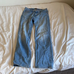Baggy jeans från lee!! - Ett par ljusblåa baggy jeans från lee, storlek W29 L32 💕