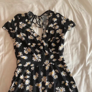 blommig playsuit / klänning / sundress - playsuit, men ser ut som en klänning på. säljer för att jag inte längre använder den 🩷