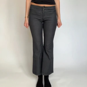 lågmidjade byxor - tjejen på bilden är 180   snygga lågmidjade vintage gråa byxor  midjemått: 35 innerbenslängd: 75