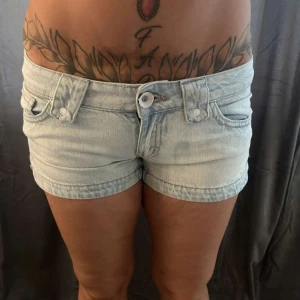 Low waisted shorts  - midjemått: 38.5 cm Low waisted, kan mötas upp i stan eller frakta 