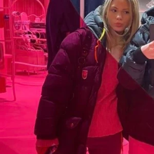 Svart fjällrävenjacka - Jag säljer min fjällräven jacka den är köpt förra året på plick och jag känner bara att de inte är min stil längre men älskade den innan. den är bara använd ett par gånger förra året så den är i rätt bra skick. hör gärna av dig om du har mer frågor❤️