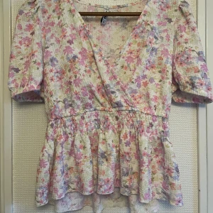 Blommig tröja FB sister💐 - Sommrig tröja med blommor på från FB sister!💞