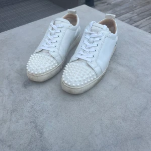Christian Louboutin skor - Tjena! Säljer nu dessa vita Christian Louboutin skor som är i storlek 42 (sitter som liten 43). Skorna är i bra skick och alla nitar är på men har tyvärr inte boxen kvar. Vid frågor eller andra funderingar är det bara och höra av sig! Mvh Isak