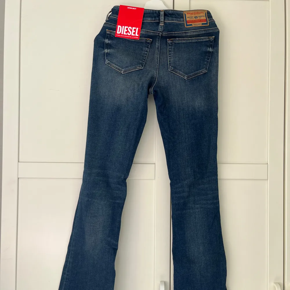 Helt nya lågmidjade Diesel jeans med lappar kvar. Aldrig använda endast testade.  Innerbensmått: 83cm  Storlek: W27/L32. Jeans & Byxor.