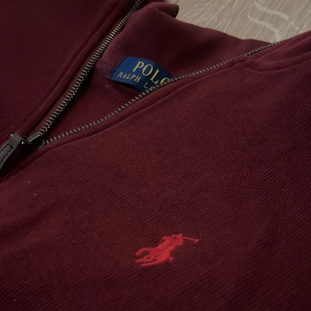 Hej! Säljer nu min half zip Polo tröja. Tröjan har en väldigt fin och unik färg, den är i storlek S men passar M. Hör av er privat vid minsta lilla fundering!. Tröjor & Koftor.