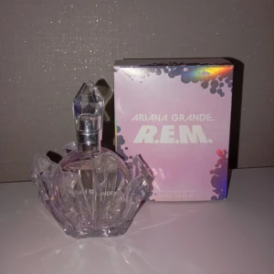 Ariana Grande R.E.M parfym - Ariana Grande R.E.M parfym 50ml, köpt för cirka 600kr. Ungefär 95% är kvar i flaskan:)