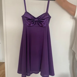 Lila rosett klänning - Superfin lila klänning med rosett 💋 Vintage BikBok. I storlek Xs men passar också mig som är S. Köpt second hand, i perfekt skick. Skriv i dm vid funderingar, för fler bilder eller prisförslag och köp direkt via köp nu 💓