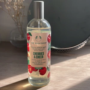 Cherries & Cheer Body & Space Mist från The Body Shop - En vegansk body & space mist från The Body Shop med doften Cherries & Cheer. Innehåller körsbär, mandelmjölk och vanilj, vilket ger en saftig och upplyftande doft. Produkten är tillverkad av 95% ingredienser av naturligt ursprung.