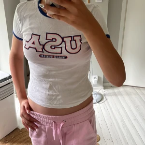 T-shirt -  Säljer denna t-shirt där det står i USA på. Har nästan aldrig använts men är i bra skick.