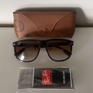 Ray-Ban Boyfriend  - Rayban boyfriend i nyskick som jag fick  i present men har redan ett par andra köpta för 1500. Detta e den (Stora) modellen  