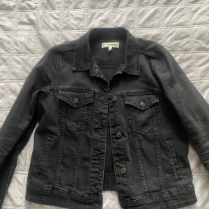 Jeansjacka  - En svart jeansjacka från mango. Den är i storlek M och är i väldigt bra skick. Den har endast använts ett par gånger.